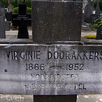 Detail van de grafsteen van Virginie Doorakkers.
