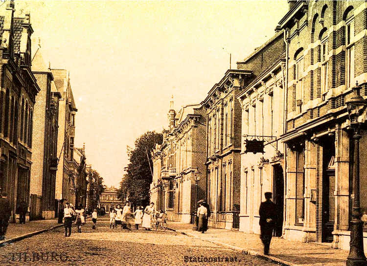 De Stationstraat in 1905 richting station. Met rechts op nummer 42 de stalhouderij met uithangbord van Marsé en links daarvan de woonhuizen nr 38 en 40, waar de Nederlandsche Bank vanaf 1901 was gevestigd.