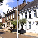 Situatie nu, met rechts - het witte pand - is het de voormalige stalhouderij van Marsé. Links daarvan met het uithangbord van Galerie Kokon, Stationsstraat 38. 