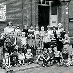 Klassefoto van omstreeks 1981 met links het hoofd van de school juf Els, mevrouw Bruëns en rechts juf Trees, mevrouw van Esch-Mulders.