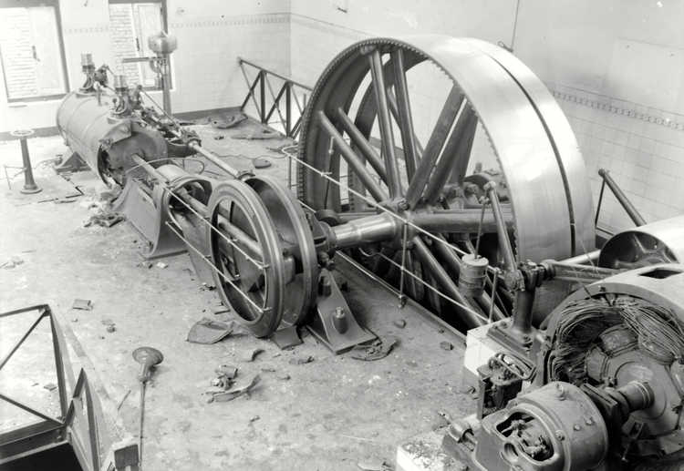 De door de Duitse bezetter in oktober 1944 vernielde stoommachine bij textielfabrikant A&N Mutsaerts aan de Gasthuisstraat/Pironstraat.