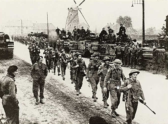 Omschrijving Tweede Wereldoorlog. Bevrijding. Schotse infanteristen trekken op 27 oktober 1944 vanuit Hilvarenbeek in de richting van Tilburg. 