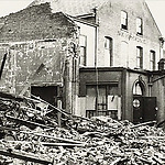 Op donderdag 2 november, vijf dagen na de bevrijding vernielde een door de Duitsers geplaatste tijdbom de Harmonie-bioscoop in de Stationsstraat. Als door een wonder vielen hierbij geen dodelijke slachtoffers. Foto vanaf de achterzijde.