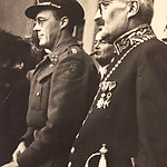 Prins Bernhard en burgemeester Van de Mortel kijken vanaf het bordes van het paleis op vrijdag 4 november 1944 naar een defilé van de Prinses Irene Brigade, die een belangrijke rol speelde bij de bevrijding van de stad.