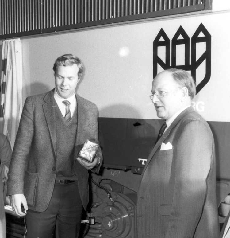 De toenmalige Atelierdirecteur Tjibbe Stelwagen samen met burgemeester Letschert bij de ten naamstelling van de locomotief 1651 op 1 december 1982. 