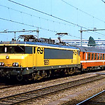 In augustus 1983 in Rotterdam. Getrokken door loc 1651 arriveert de D 283, bestaande uit Franse 'Corail-rijtuigen', op weg naar Amsterdam. 