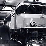 Foto uit 1990. ‘Treinstel in werkplaats van Nederlandse Spoorwegen te Tilburg. Op het treinstel links-onder het wapen van Tilburg.’