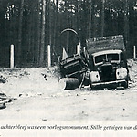 De Gilzerbaan met door de Duitse Luftwaffe op zondag 12 mei kapotgeschoten vrachtwagens. 