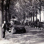 Duitse colonne op weg naar Breda. Links een Franse kapotgeschoten licht type pantservoertuig. 