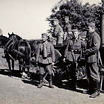 Foto uit mei 1940 van de veldkeuken, met daarop de vermoedelijk Duitse eigenaar van de serie foto’s.
