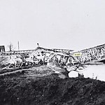 November 1944. De door de Duitsers in oktober opgeblazen spoorbrug over het Wilhelminakanaal met links de geschutstoren.