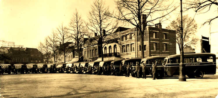 Demonstratie van de vijftien nieuwe Mercedes Benz bussen van Heerkens op vrijdag 31 maart 1933 op de Heuvel 
