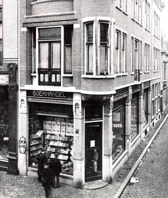 Bij boekhandel W. Bergmans, op de hoek Heuvelstraat – Langestraat, was omstreeks 1913 de eerste Tilburgse bibliotheek/leeszaal gehuisvest. 