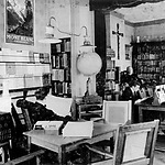 Leeszaal in de eerste openbare bibliotheek, bij de Markt hoek Langestraat/Heuvelstraat.