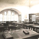 De leeszaal van de Openbare bibliotheek, Willem II-straat 23 in de periode 1922-1972. De leeszaal was gelegen aan de achterzijde op de begane grond van het pand.  