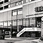 De Openbare Bibliotheek aan de westkant van het Koningsplein in de periode 1972-1992. 