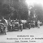 Particuliere auto’s omgebouwd tot de zogenaamde ‘bakwagens’ tijdens de Eerste Wereldoorlog. 