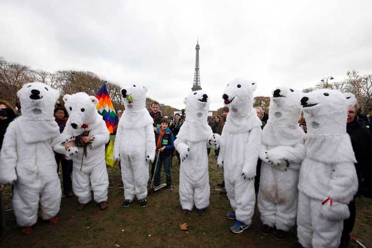 Klimaatactivisten verkleed als ijsberen  