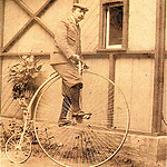 2. Rudolf Diepen demonstreert zijn vélocipèdes.